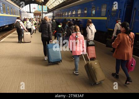 Leopoli, Ucraina - 25 marzo 2022: Evacuato nella stazione ferroviaria di Leopoli. Foto Stock