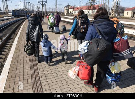 Leopoli, Ucraina - 25 marzo 2022: Evacuato nella stazione ferroviaria di Leopoli. Foto Stock