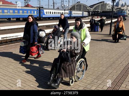 Leopoli, Ucraina - 25 marzo 2022: Evacuato nella stazione ferroviaria di Leopoli. Foto Stock