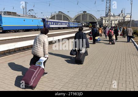 Leopoli, Ucraina - 25 marzo 2022: Evacuato nella stazione ferroviaria di Leopoli. Foto Stock