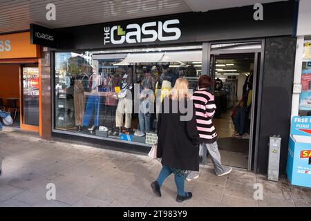 Il negozio Oasis, noto come istituzione per il suo mercato che vende moda alternativa, punk e gotica il 3 novembre 2023 a Birmingham, Regno Unito. L'Oasis alternative Fashion Store è una grotta Aladdins di stile e moda alternativi che una visita è stata un rito di passaggio per tanti adolescenti e persone di Birmingham. Foto Stock