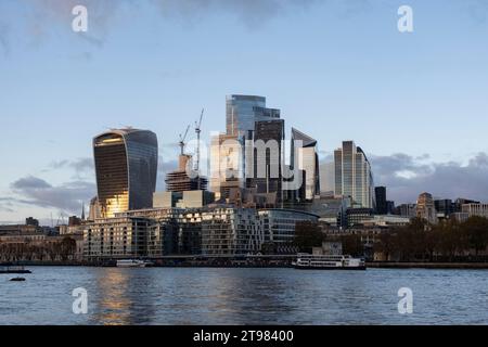 Skyline della città di Londra con 20 Fenchurch Street, affettuosamente soprannominato il Walkie Talkie che riflette la luce sugli appartamenti residenziali il 15 novembre 2023 a Londra, Regno Unito. La City of London è una città, una contea cerimoniale e un distretto governativo locale che contiene il principale quartiere centrale degli affari di Londra. La città di Londra è ampiamente indicata semplicemente come la città è anche colloquialmente conosciuta come The Square Mile. Nell'ultimo decennio circa, l'architettura della città è cresciuta verso l'alto con grattacieli che riempiono l'ormai disordinato skyline, e aumentando la sua scala verso l'alto Foto Stock