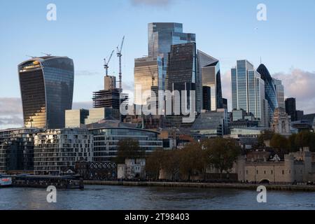 Skyline della città di Londra con 20 Fenchurch Street, affettuosamente soprannominato il Walkie Talkie che riflette la luce sugli appartamenti residenziali il 15 novembre 2023 a Londra, Regno Unito. La City of London è una città, una contea cerimoniale e un distretto governativo locale che contiene il principale quartiere centrale degli affari di Londra. La città di Londra è ampiamente indicata semplicemente come la città è anche colloquialmente conosciuta come The Square Mile. Nell'ultimo decennio circa, l'architettura della città è cresciuta verso l'alto con grattacieli che riempiono l'ormai disordinato skyline, e aumentando la sua scala verso l'alto Foto Stock