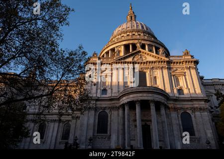 Caffe' e bevande analcoliche tazze da alcune delle principali compagnie di cibo e bevande da asporto si sono accumulate in cima ad un traboccante bidone di spazzatura stradale il 15 novembre 2023 a Londra, Regno Unito. In certi momenti, soprattutto nei fine settimana e nei giorni festivi, il volume di persone nella zona genera un grosso problema con la spazzatura. In alcuni luoghi si accumulano pile di spazzatura e si rivelano sgradevoli per un'area così importante di Londra. Foto Stock