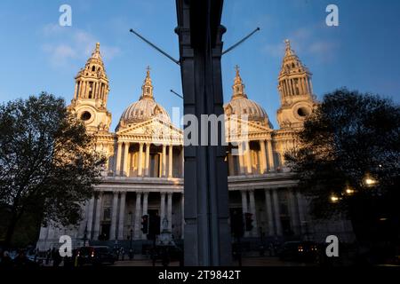 Caffe' e bevande analcoliche tazze da alcune delle principali compagnie di cibo e bevande da asporto si sono accumulate in cima ad un traboccante bidone di spazzatura stradale il 15 novembre 2023 a Londra, Regno Unito. In certi momenti, soprattutto nei fine settimana e nei giorni festivi, il volume di persone nella zona genera un grosso problema con la spazzatura. In alcuni luoghi si accumulano pile di spazzatura e si rivelano sgradevoli per un'area così importante di Londra. Foto Stock