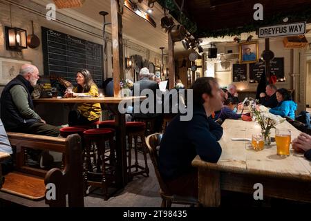 Persone che si godono un drink all'interno del pub Kings Arms in Roupell Street il 15 novembre 2023 a Londra, Regno Unito. Foto Stock