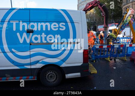 Persone che si godono un drink all'interno del pub Kings Arms in Roupell Street il 15 novembre 2023 a Londra, Regno Unito. Foto Stock