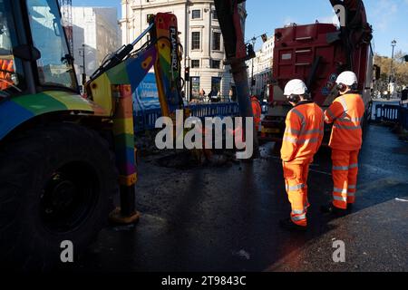 Persone che si godono un drink all'interno del pub Kings Arms in Roupell Street il 15 novembre 2023 a Londra, Regno Unito. Foto Stock