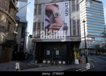 Persone che si godono un drink all'interno del pub Kings Arms in Roupell Street il 15 novembre 2023 a Londra, Regno Unito. Foto Stock