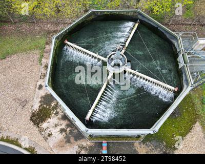 Primo piano dell'impianto di trattamento delle acque reflue Saffron Walden Essex, vista aerea Regno Unito Foto Stock