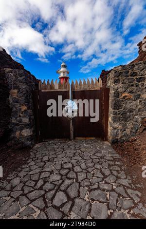 Immagine di viaggio eccentrica ad alta risoluzione del faro Punta de Teno in buona luce solare e con spazio negativo,Teneˈɾife; Teneriffe, Isole Canarie, Foto Stock