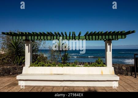 Vista turistica classica della spiaggia di Playa Jardín, Puerto de la Cruz, Teneˈɾife; Tenerife, Isole Canarie, Spagna, turismo, sole invernale, visite turistiche. Foto Stock