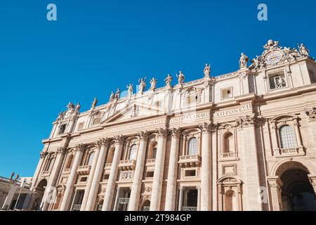 Roma, Italia - ottobre 29 2023: Vista della Basilica di San Pietro e della sua facciata con colonne di ordine corinzio e cielo blu Foto Stock