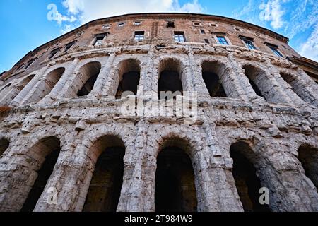 Roma, Italia - 4 novembre 2023: Archi del Teatro di Marcello Foto Stock