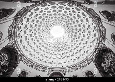 Roma, Italia - 4 novembre 2023: Vista interna della cupola della chiesa di San Bernardo alle Terme Foto Stock