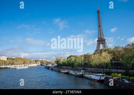 Torre Eiffel dal Ponte Bir-Hakeim Foto Stock