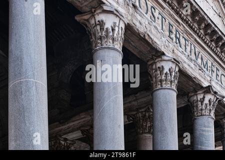 Roma, Italia - 2 novembre 2023: Imponente facciata dell'antico tempio del Pantheon e capitale della colonna in stile corinzio Foto Stock