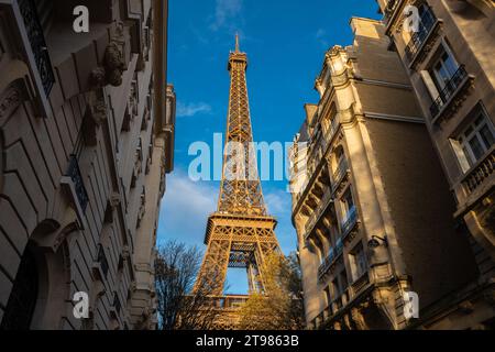 Torre Eiffel dal Ponte Bir-Hakeim Foto Stock