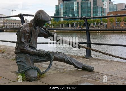 DUBLINO, Irlanda - 5 agosto 2023: La statua in bronzo di Linesman nei Docklands di Dublino Foto Stock