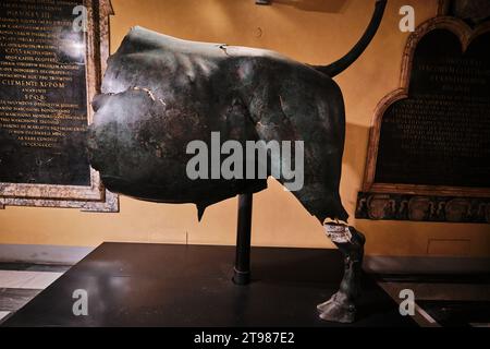 Roma, Italia - ottobre 29 2023: Scultura in bronzo di bolla greca situata nel Palazzo del Conservatore, Museo Capitolino. Risale al II secolo a.C. Foto Stock