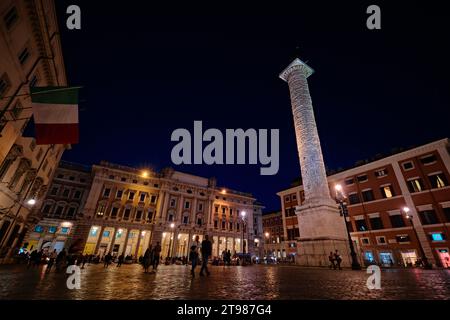 Roma, Italia - 2 novembre 2023: Veduta della colonna di Marco Aurelio è una colonna della vittoria romana in Piazza colonna di notte Foto Stock
