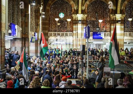 AMSTERDAM - partecipanti a un sit-in pro-palestinese presso la stazione centrale di Amsterdam. La protesta è stata organizzata per mostrare solidarietà a Gaza. ANP RAMON VAN FLYMEN paesi bassi Out - belgio Out Foto Stock