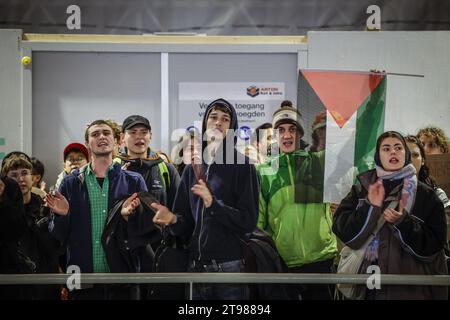 AMSTERDAM - partecipanti a un sit-in pro-palestinese presso la stazione centrale di Amsterdam. La protesta è stata organizzata per mostrare solidarietà a Gaza. ANP RAMON VAN FLYMEN paesi bassi Out - belgio Out Foto Stock