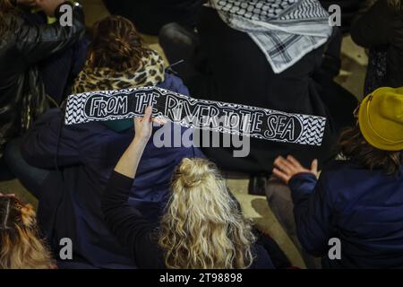 AMSTERDAM - partecipanti a un sit-in pro-palestinese presso la stazione centrale di Amsterdam. La protesta è stata organizzata per mostrare solidarietà a Gaza. ANP RAMON VAN FLYMEN paesi bassi Out - belgio Out Foto Stock