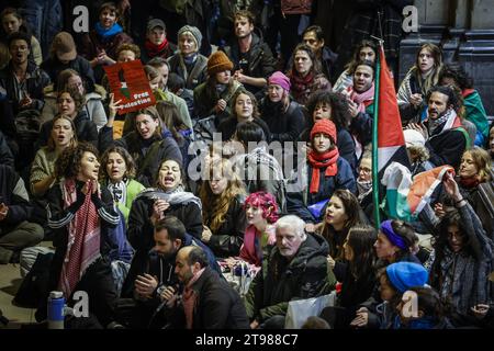 AMSTERDAM - partecipanti a un sit-in pro-palestinese presso la stazione centrale di Amsterdam. La protesta è stata organizzata per mostrare solidarietà a Gaza. ANP RAMON VAN FLYMEN paesi bassi Out - belgio Out Foto Stock