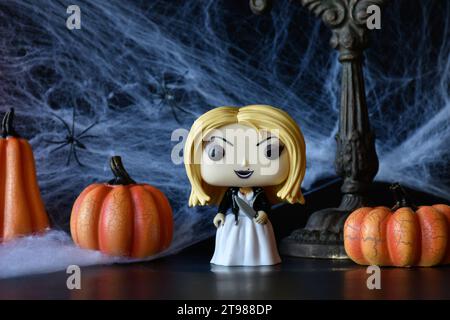 Funko Pop action figure di Tiffany sposa di Chucky del franchise horror Child's Play. Bambola assassina, umore infestato, Halloween, zucche, ragnatela. Foto Stock