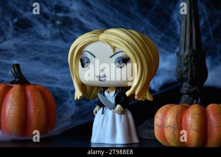 Funko Pop action figure di Tiffany sposa di Chucky del franchise horror Child's Play. Bambola assassina, umore infestato, Halloween, zucche, ragnatela. Foto Stock