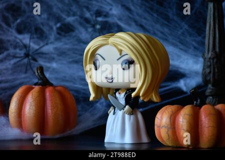 Funko Pop action figure di Tiffany sposa di Chucky del franchise horror Child's Play. Bambola assassina, umore infestato, Halloween, zucche, ragnatela. Foto Stock