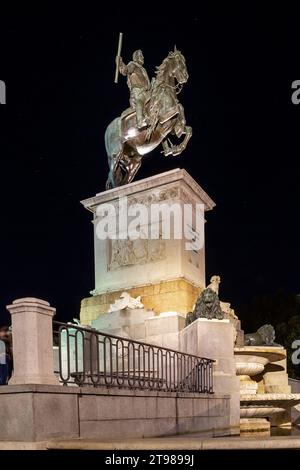 Madrid, Spagna, 09.10.21. Il Monumento a Felipe IV di Pietro tacca in Plaza de Oriente, scultura equestre illuminata su un piedistallo con fontane. Foto Stock