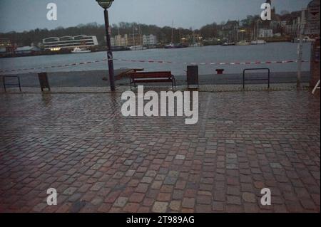 Flensburg, Schleswig-Holstein, Fast einhundert Meter der Hafenkante am Flensburger Hafen West sind abgesackt, der Bereich wurde abgesichert, hier: Sicht West nach Ost gegenüber Stadtteil Jürgensby. Aufnahme vom 23.11.2023, Flensburg, Hafen West. Aufnahme vom 23.11.2023, Flensburg, Hafen West. Aufnahme vom 23.11.2023, Flensburg, Hafen West *** Flensburg, Schleswig Holstein, quasi cento metri del bordo del porto di Flensburg Harbour West sono affondati, l'area è stata protetta, qui vista da ovest a est di fronte al distretto di Jürgensby foto scattata il 23 11 2023, Flensburg, Harbour West foto scattata Foto Stock