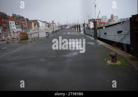 Flensburg, Schleswig-Holstein, Fast einhundert Meter der Hafenkante am Flensburger Hafen West sind abgesackt, der Bereich wurde abgesichert, hier: Sicht Süden nach Norden. Links: Straße Schiffbrücke. Aufnahme vom 23.11.2023, Flensburg, Hafen West *** Flensburg, Schleswig Holstein, quasi cento metri del bordo del porto di Flensburg Harbor West sono affondati, l'area è stata protetta, qui vista da sud a nord ponte stradale sinistro foto scattata il 23 11 2023, Flensburg, Hafen West Credit: Imago/Alamy Live News Foto Stock