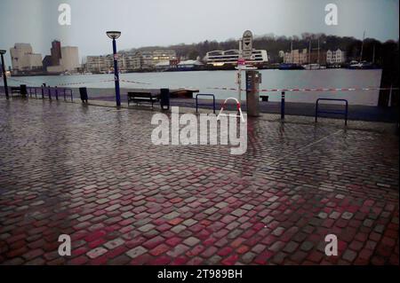 Flensburg, Schleswig-Holstein, Fast einhundert Meter der Hafenkante am Flensburger Hafen West sind abgesackt, der Bereich wurde abgesichert, hier: Sicht West nach Ost und Stadtteil Jürgensby. Aufnahme vom 23.11.2023, Flensburg, Hafen West *** Flensburg, Schleswig Holstein, quasi cento metri del bordo del porto di Flensburg Harbour West sono affondati, l'area è stata protetta, qui vista ovest a est e il distretto di Jürgensby foto scattata il 23 11 2023, Flensburg, Harbour West Credit: Imago/Alamy Live News Foto Stock