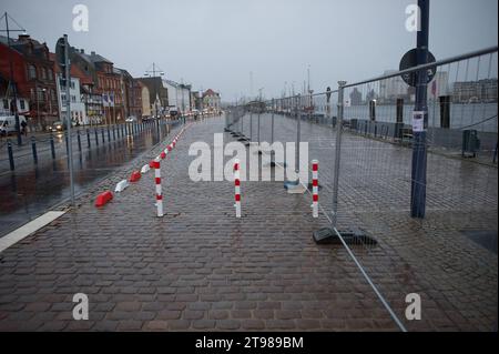 Flensburg, Schleswig-Holstein, Fast einhundert Meter der Hafenkante am Flensburger Hafen West sind abgesackt, der Bereich wurde abgesichert, hier: Sicht Süden nach Norden. Links Straße Schiffbrücke. Aufnahme vom 23.11.2023, Flensburg, Hafen West *** Flensburg, Schleswig Holstein, quasi cento metri del bordo del porto di Flensburg Harbor West sono affondati, l'area è stata protetta, qui vista da sud a nord ponte stradale sinistro foto scattata il 23 11 2023, Flensburg, Hafen West Credit: Imago/Alamy Live News Foto Stock