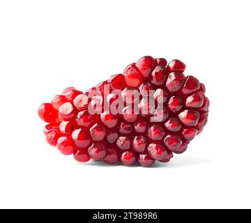 Parte di un melograno sbucciata su uno sfondo bianco da vicino. Fetta sbucciata di melograno maturo con macinatura macro isolata a grani grandi. Foto Stock