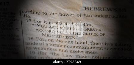 Aperto Bible Hebrews alle 7:17 Foto Stock