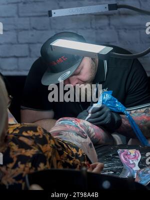 Convegno del tatuaggio a Varsavia 2019 che mostra arte e artigianato di tatuatori professionisti. Foto Stock