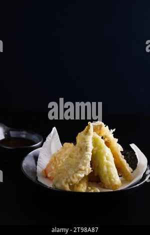 Mescolare tempura con pesce gamberetti e verdure giapponese cibo isolato su sfondo nero Foto Stock