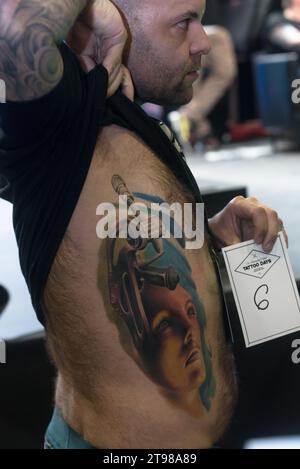 Convegno del tatuaggio a Varsavia 2019 che mostra arte e artigianato di tatuatori professionisti. Foto Stock