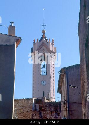 TORRE CAMPANARIO DE LA IGLESIA DE SANT JULIA Y SANTA BASILISSA - SIGLO XX. UBICAZIONE: IGLESIA DE SANT JULIA Y SANTA BASILISA. VERGES. GERONA. SPAGNA. Foto Stock