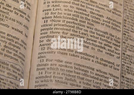 Aperto Bible Hebrews 7:11-12 Foto Stock