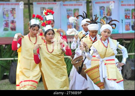 23 novembre 2023 Sylhet-Bangladesh: La tribù Khasi adornata con il loro abbigliamento tradizionale in occasione della celebrazione del Khasi Seng Kut Snem 2023 organizzato dal Consiglio sociale Khasi. Khasi Seng Kutsnem, un tradizionale festival di fine anno della comunità Khasi della grande Divisione Sylhet, si è tenuto nel campo Magurchhara Khasia Punji a Kamalganj. Il 23 novembre 2023 Sylhet, Bangladesh (Credit Image: © MD Rafayat Haque Khan/eyepix via ZUMA Press Wire) SOLO PER USO EDITORIALE! Non per USO commerciale! Foto Stock