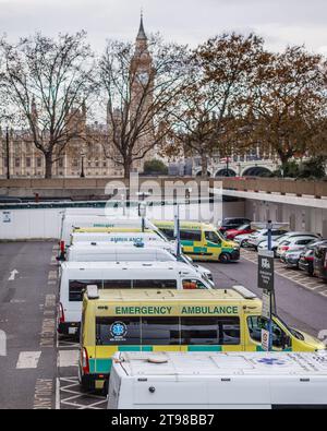 Ambulanze di emergenza nel terreno di St. L'ospedale di Thomas a Westminster, Londra. Foto Stock