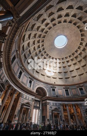 Roma, Italia - 2 novembre 2023: Vista interna del magnifico Pantheon, un antico tempio romano ora utilizzato come chiesa cattolica Foto Stock