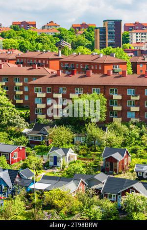 Quartiere urbano con edifici residenziali e paesaggio urbano a Gothenburg, Svezia. Foto Stock