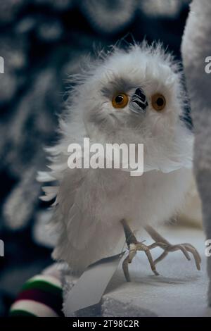 Un piccolo gufo bianco soffice con grandi occhi rotondi. Decorazioni natalizie. Foto Stock