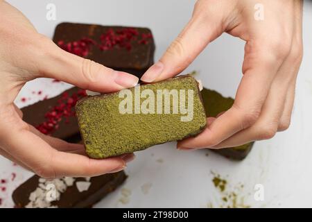 Donna che tiene una barretta di cioccolato vegano, vista ravvicinata Foto Stock